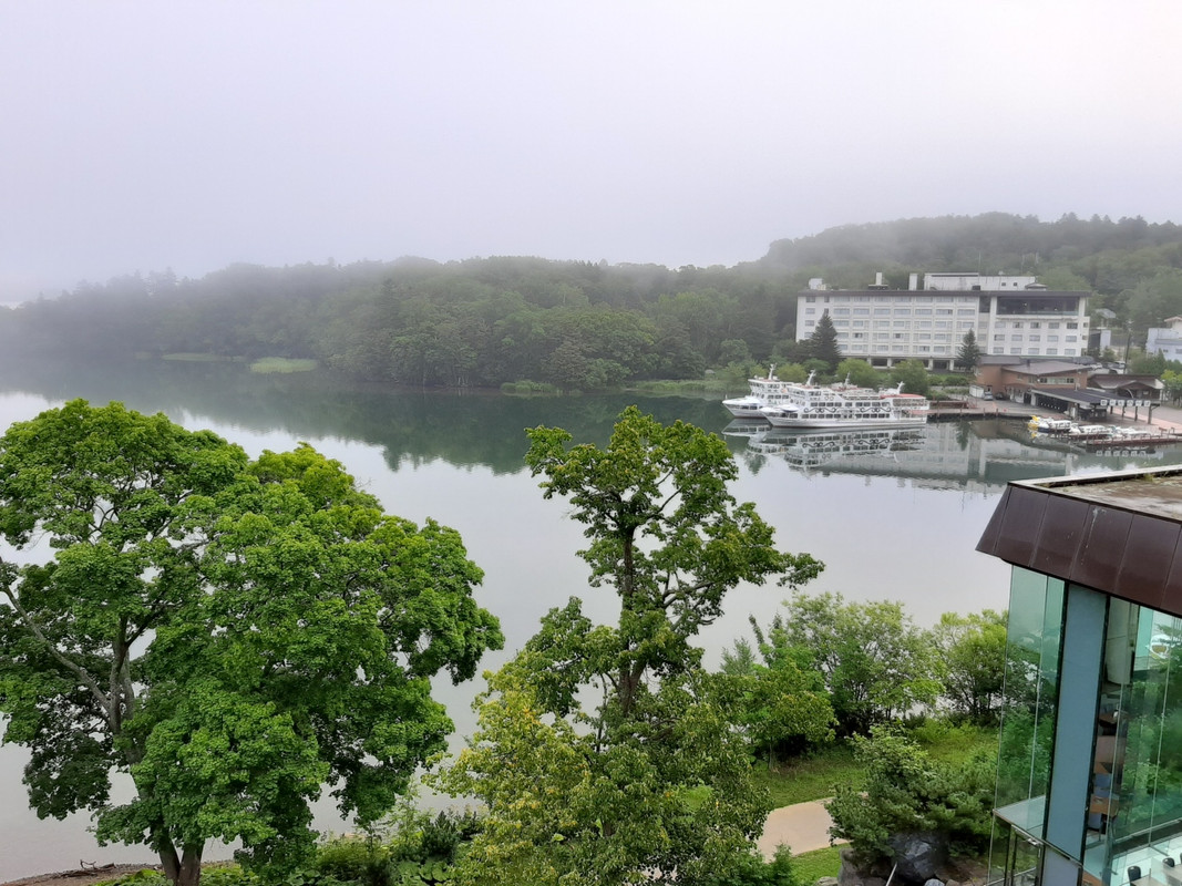 窓から、右方向を見る。