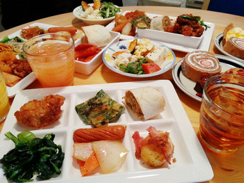 「TAK CAFE」料理 31143 ランチビュッフェ。お好きなメインとあわせてお楽しみください。