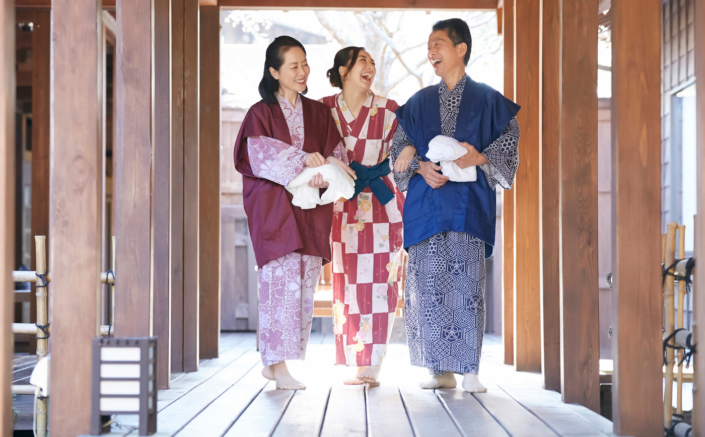 温泉旅行に行く家族