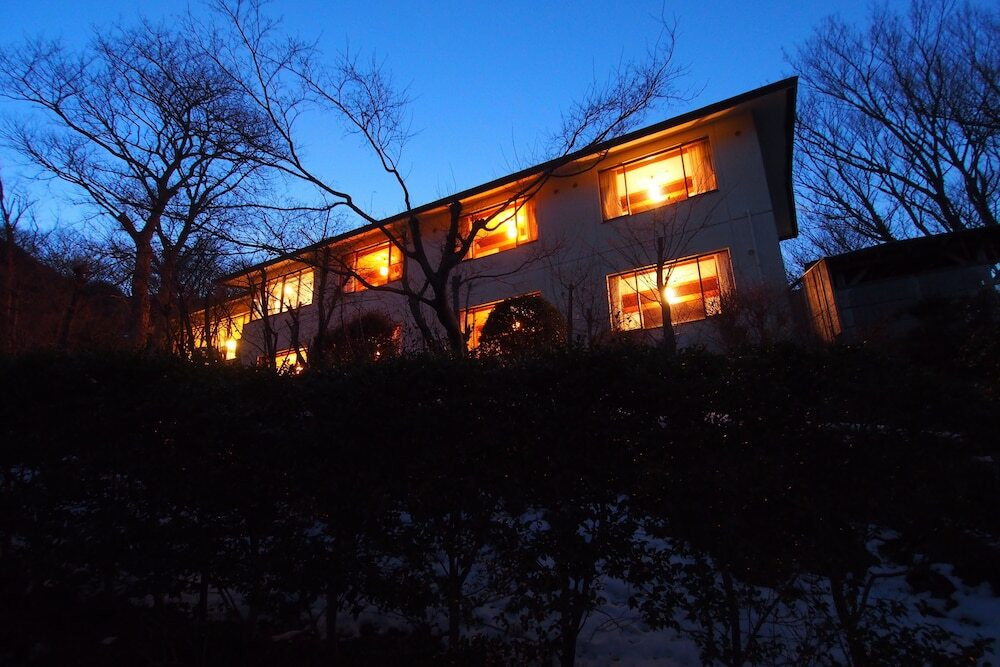 施設の正面 (日没後)