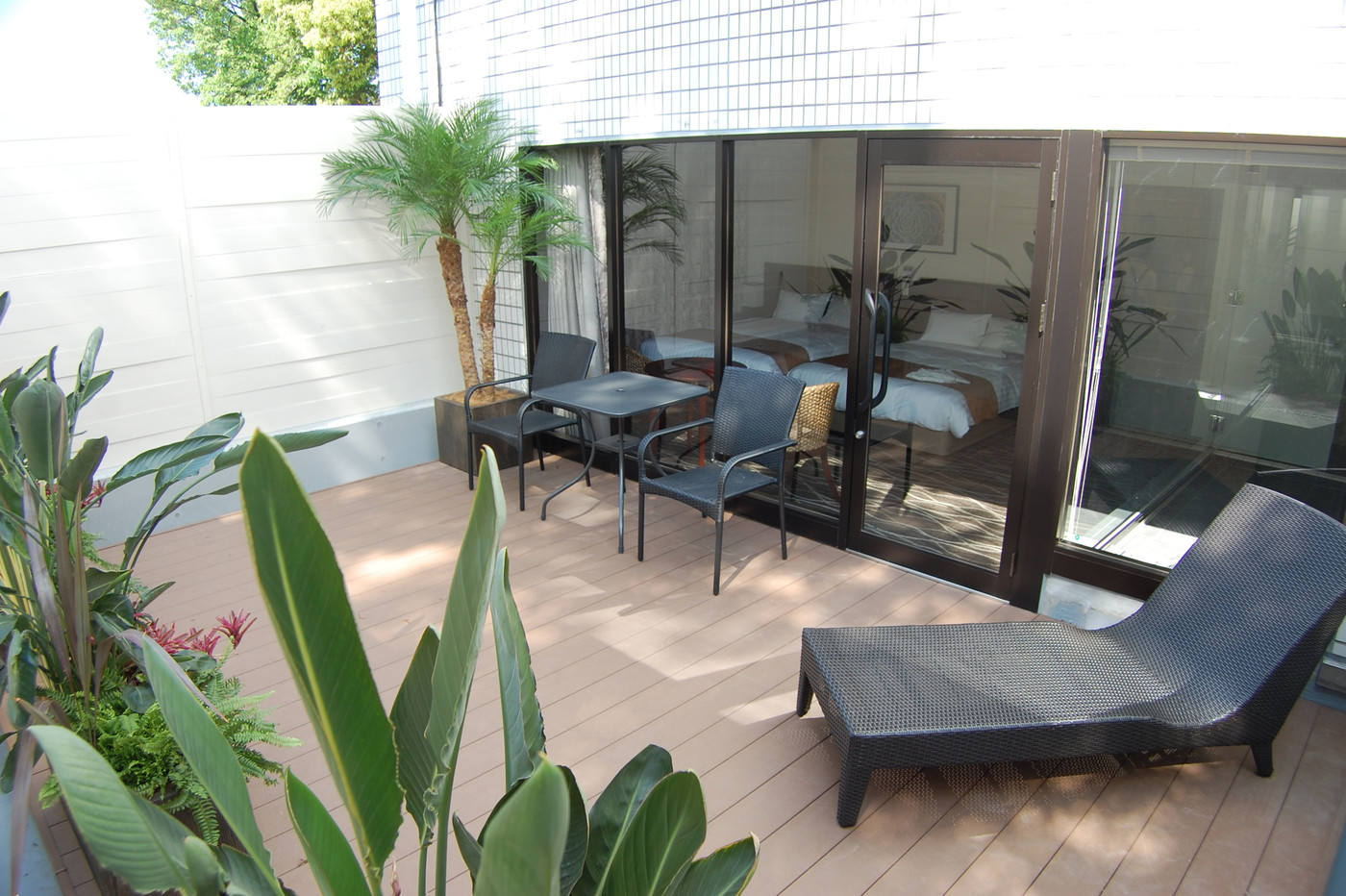 入浴後は2人でテラスで夕涼みしましょ4009718