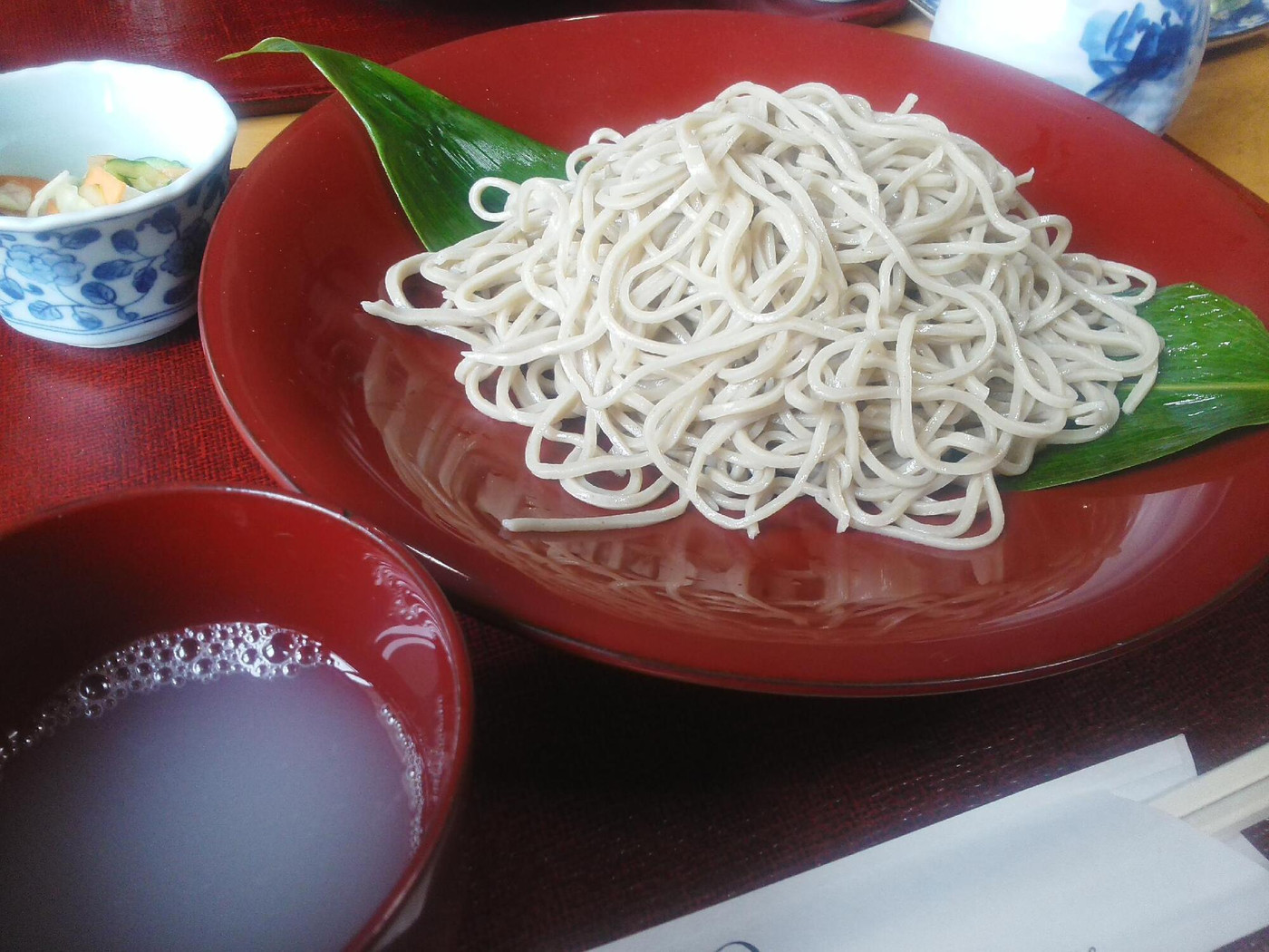 「わき水」料理 591808 もりそば（大盛り）。細身で角が立ち、コシも強く、店主の蕎麦打ちのレベルの高さがうかがえる。