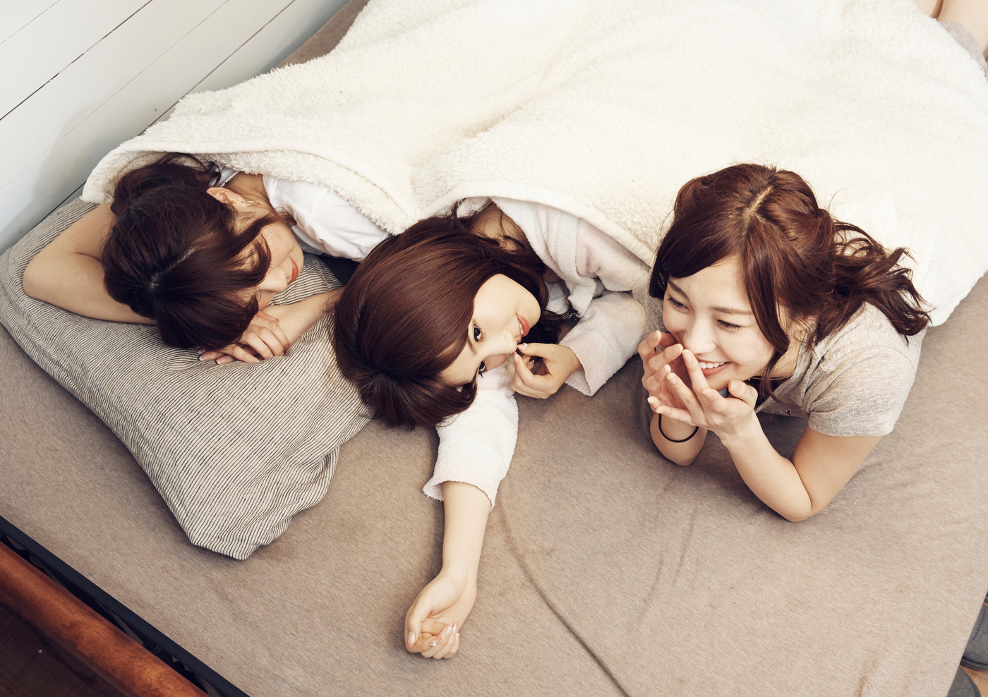 ベッドで話す女性