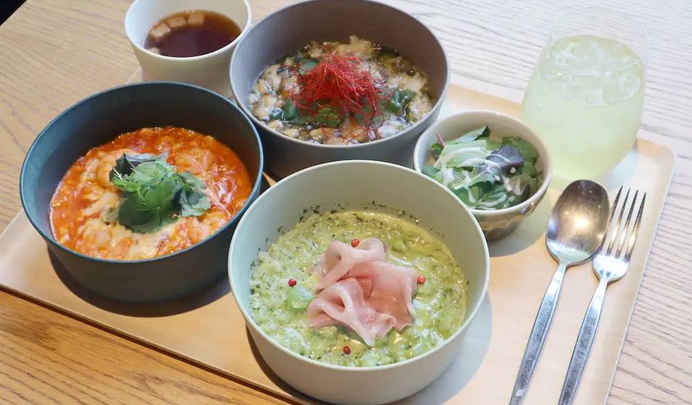 朝食は「OMOrning(オモーニング)リゾット」を。「トマト海老」「生ハムとジェノベーゼ」など気分で選べる6種類のラインナップです。