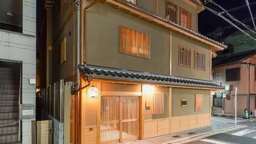 施設の正面 (日没後) / 5