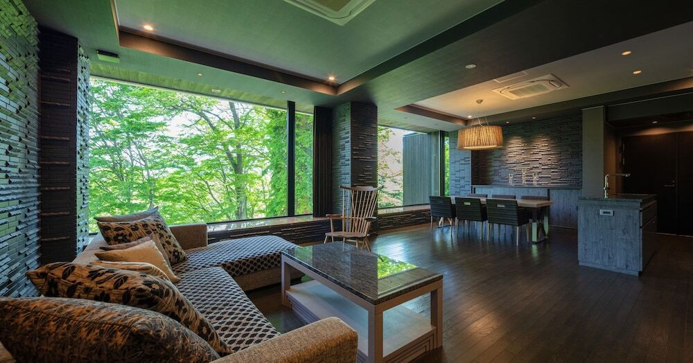 広大な森の中に静かに佇むラグジュアリーホテル3719830