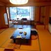 十畳の和室。窓際に板の間もあり、広く感じた