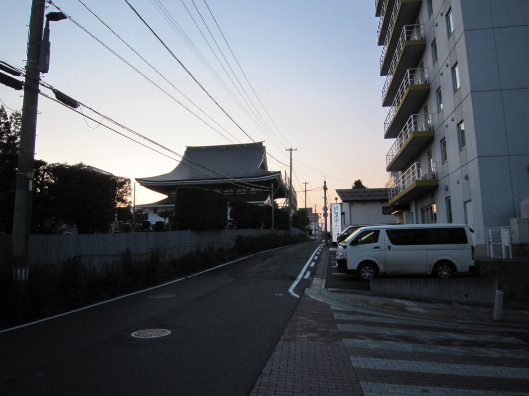 ホテルの反対側にはお寺