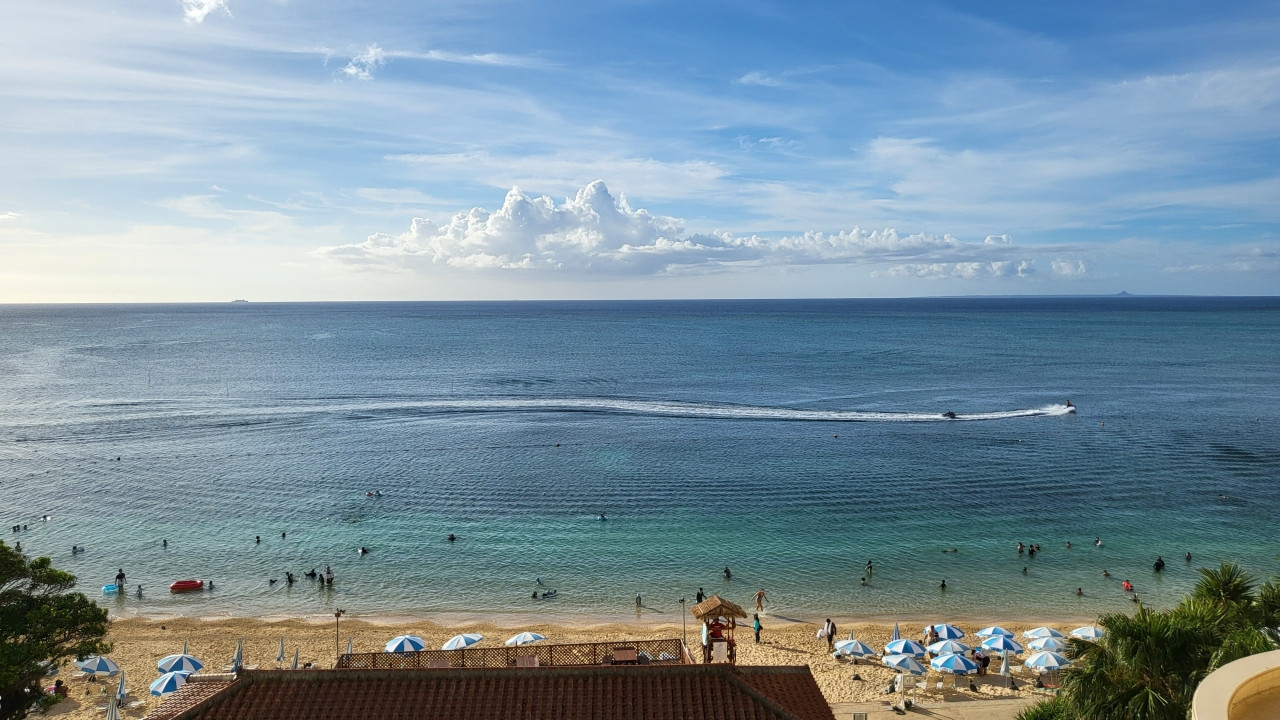 遠くまでひたすら海原