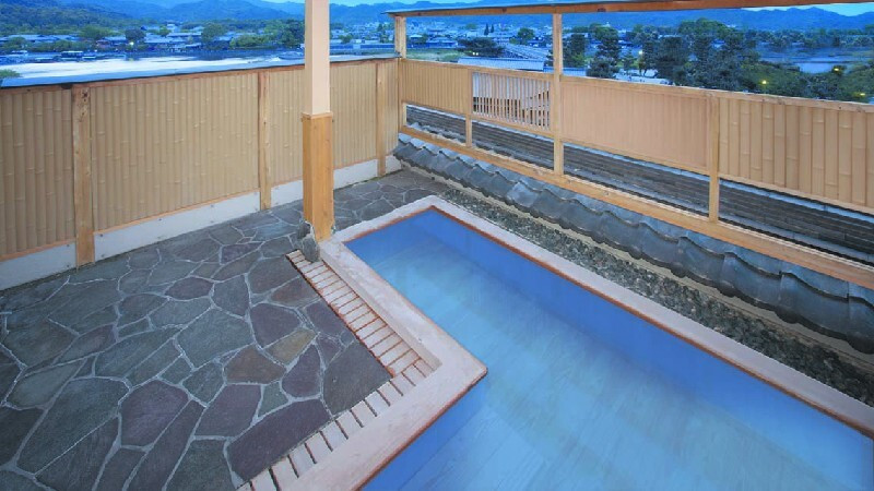 渡月橋のたもとでしっとりと過ごす4238441