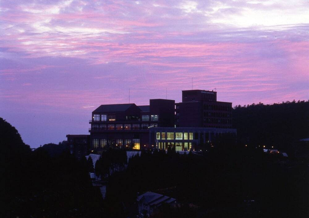 施設の正面 (日没後)