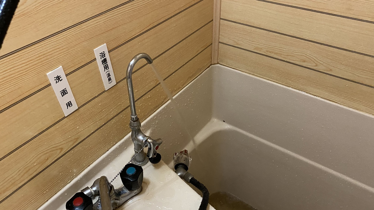 部屋の風呂でもモール泉出ます。