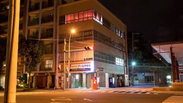 施設の正面 (日没後) / 1