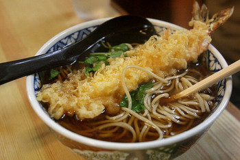 「雀のお宿」料理 1112099 天ぷらそば、1300円。