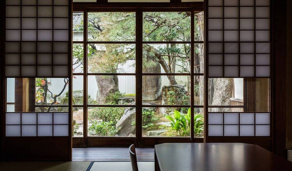 お部屋から庭を眺める / 1