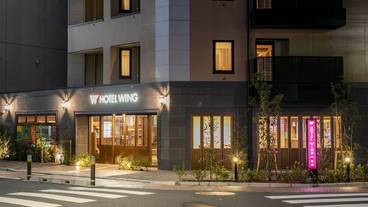 施設の正面 (日没後) / 6