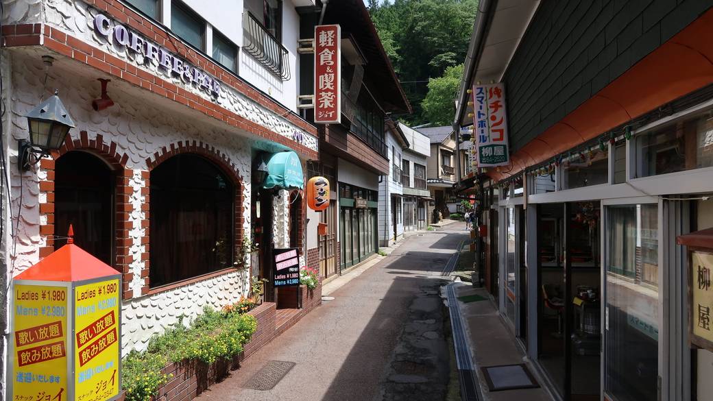 温泉街へぶらり
有名な「積善館」へ / 2