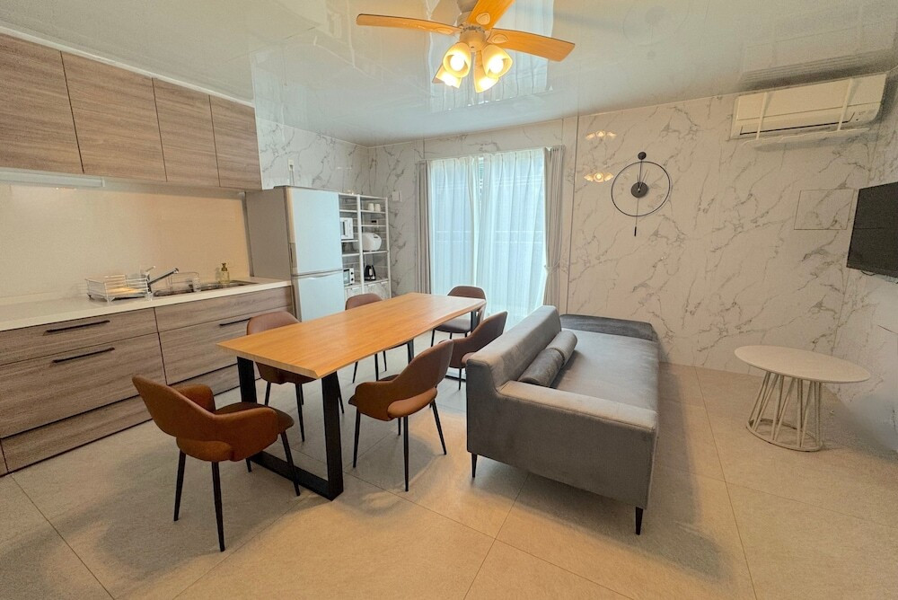 客室内のダイニングエリア