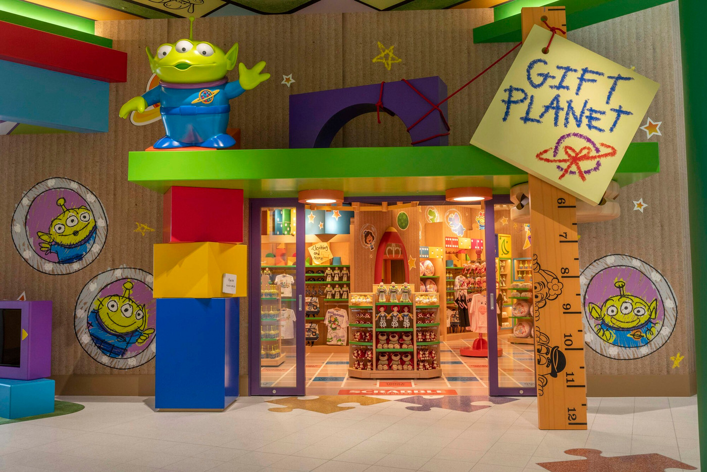 お祝いの記念に「ギフト・プラネット」限定グッズをオソロで購入♡4068899