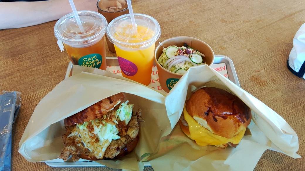 残波ビーチを望むカフェで
アメリカンなランチ / 1