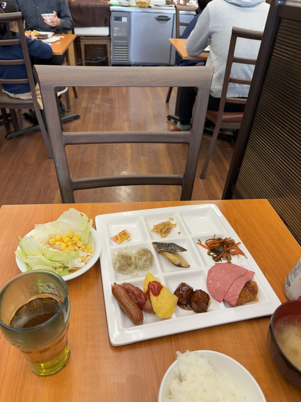 朝食バイキングは伊東園クオリティで値段相応。