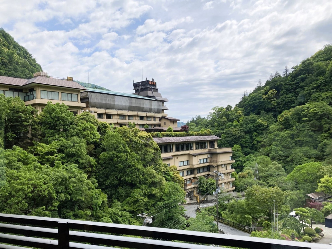 下は川で、周りの景色も雄大。