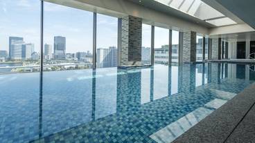 都心を眺める屋内プール / 1