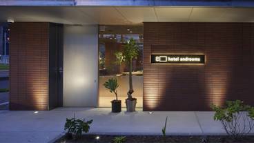 ホテル入口 夜 / 3