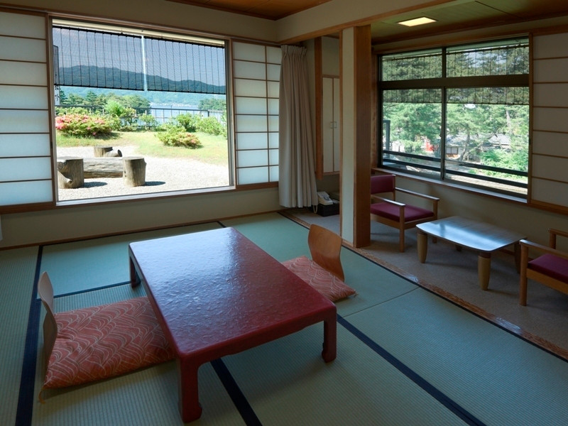 天橋立を眺める　モダン和室