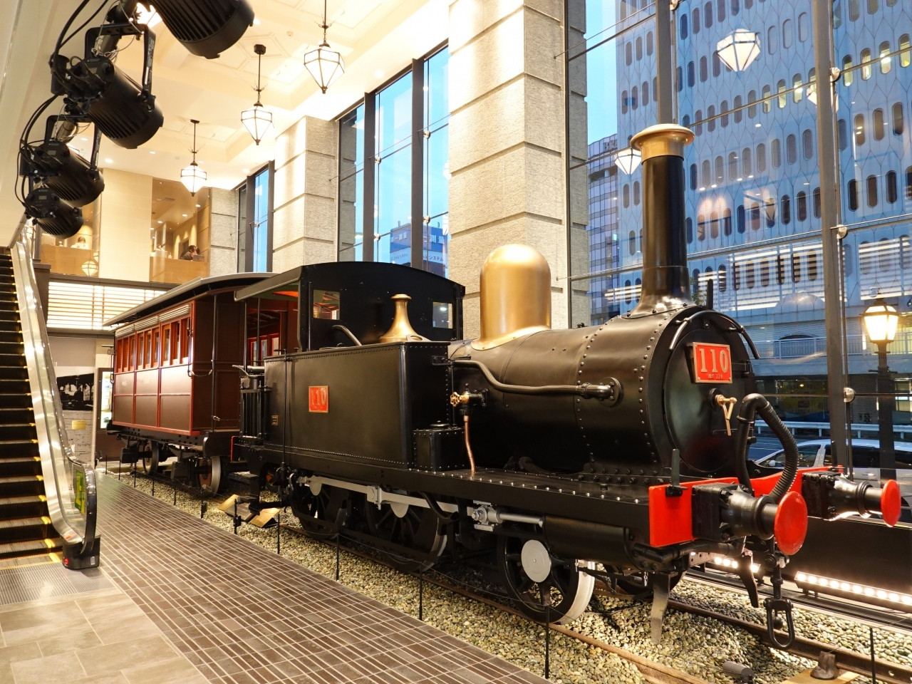 スタバに成城石井、鉄道の展示まで！充実の館内4282221