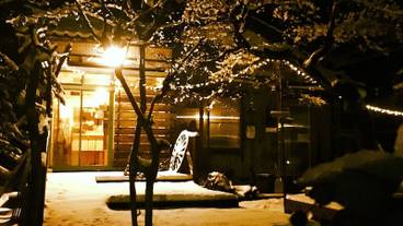 施設の正面 (日没後) / 6