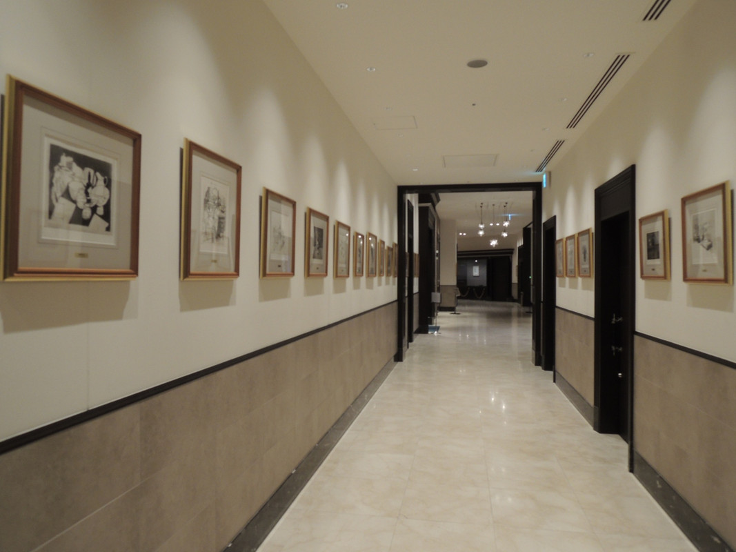 通路　小磯良平画伯の作品がズラリ