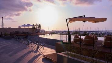 2階インフィニティプール夕景 / 3