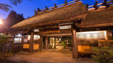 施設の正面 (日没後) / 7