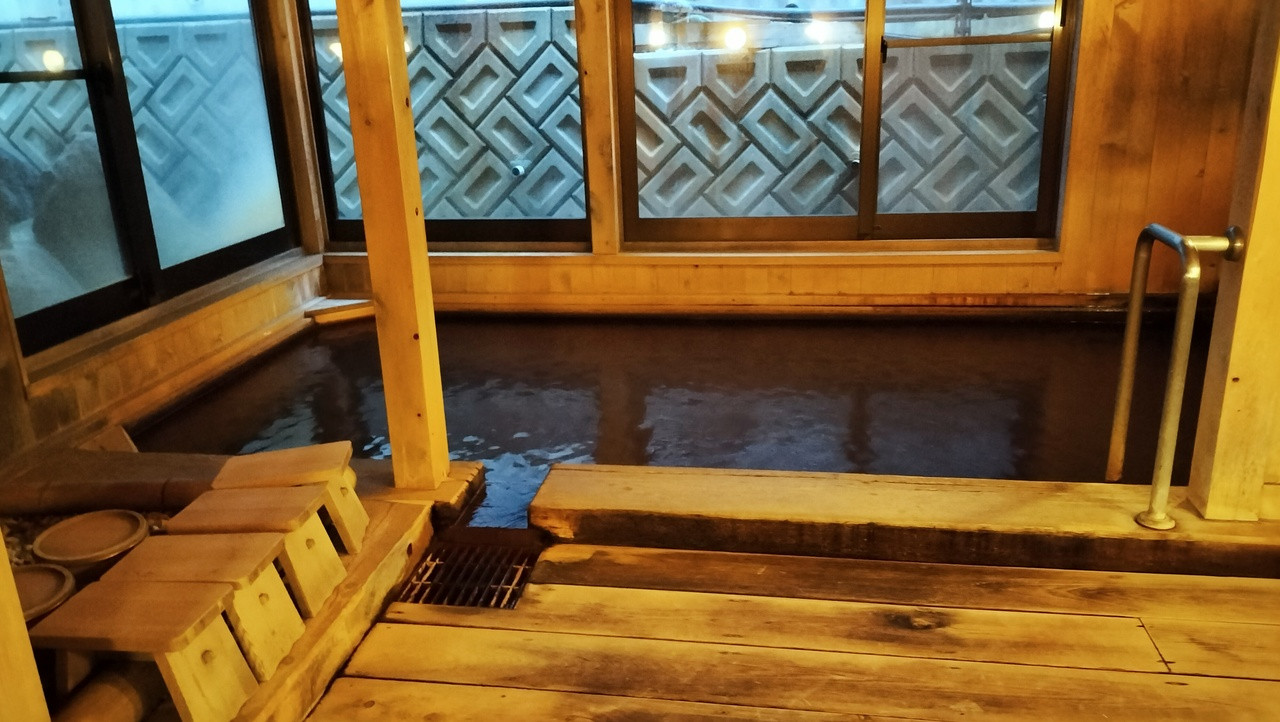 洗い場の床も桧木で情緒あります