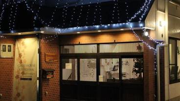 施設の正面 (日没後) / 3