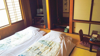 和室8畳　バストイレ付き