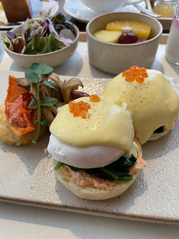 メインの卵料理のおススメはアスターベネディクトです。