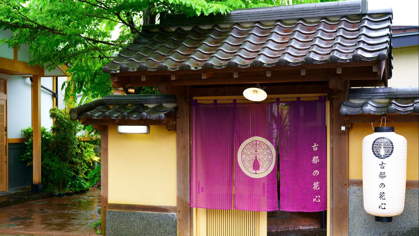 客室の半露天風呂でのんびり。全室離れのお部屋3927322