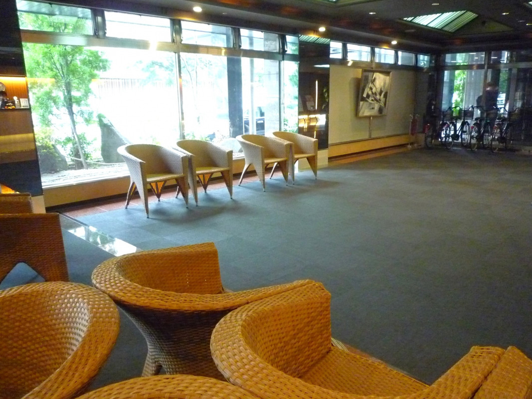 西館１階ロビー　フロイント前