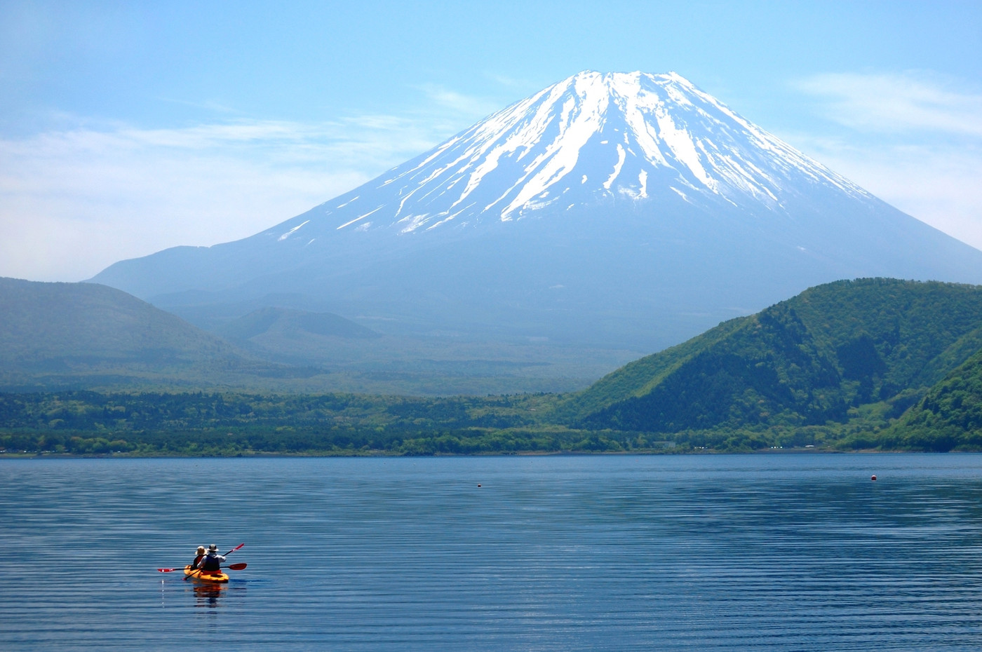 本栖湖面より神山富士を観る