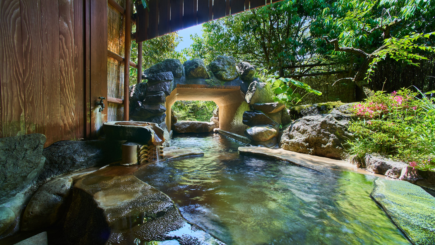 かけ流しの温泉をひとり占め3706398