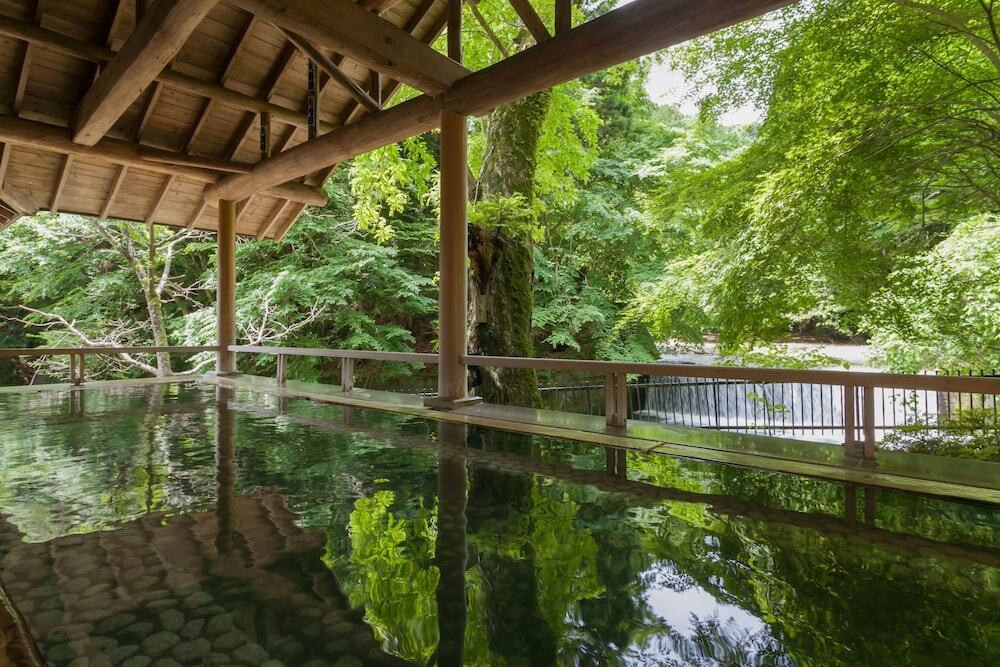 随所に伝統が息づく茅葺き屋根の老舗温泉宿3657422