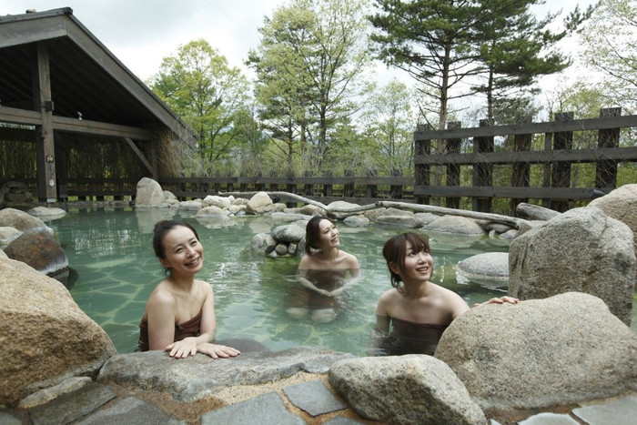 For a girls' trip, we recommend staying at an inn where you can leisurely explore hot springs! 2215175