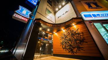 施設の正面 (日没後) / 1