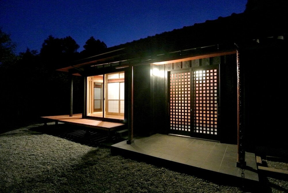 施設の正面 (日没後)