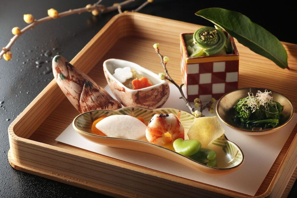 お部屋でゆっくり、丁寧な懐石料理を味わう4234000