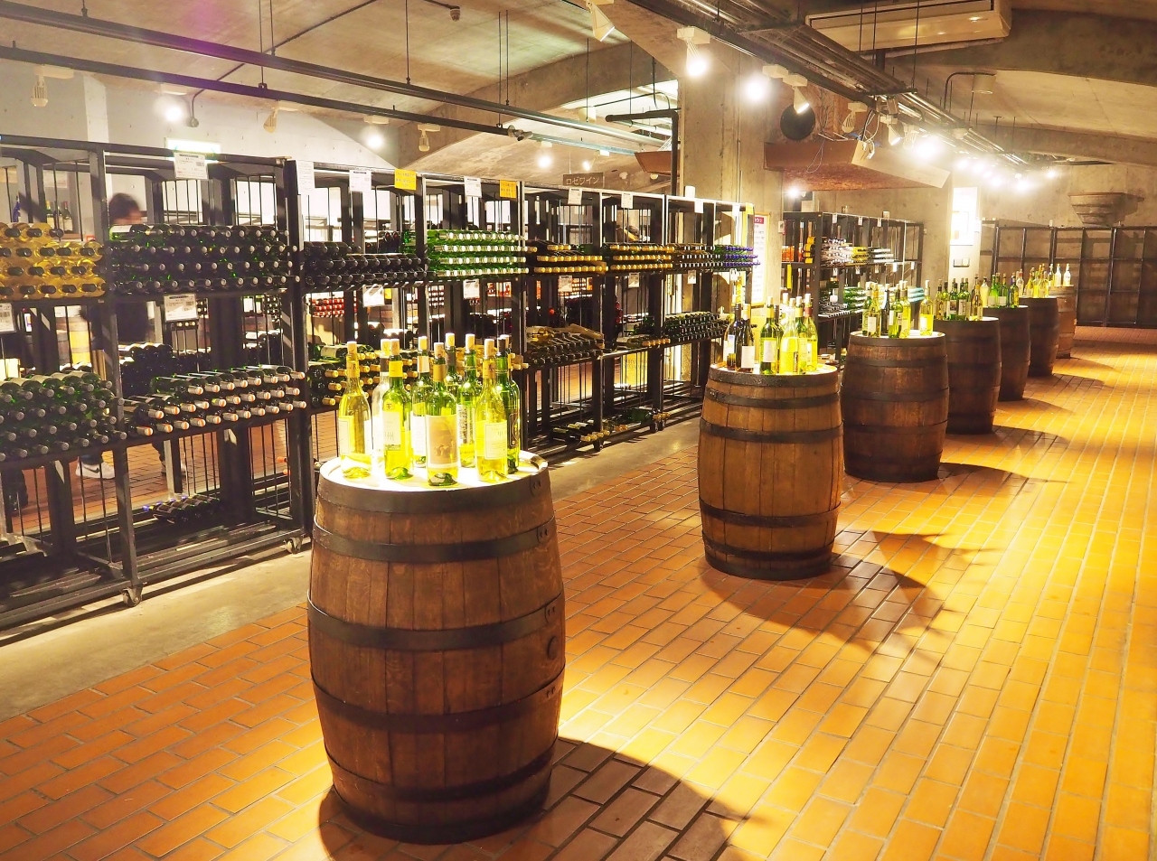 約200銘柄、約2万本が貯蔵される自慢のワインカーヴ4376455