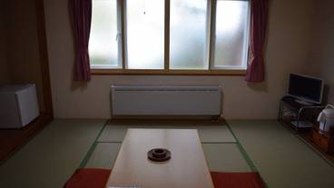 客室 / 8