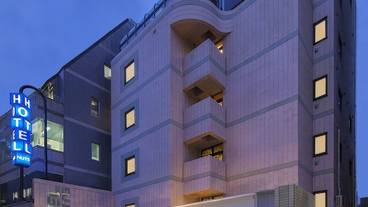 施設の正面 (日没後) / 2